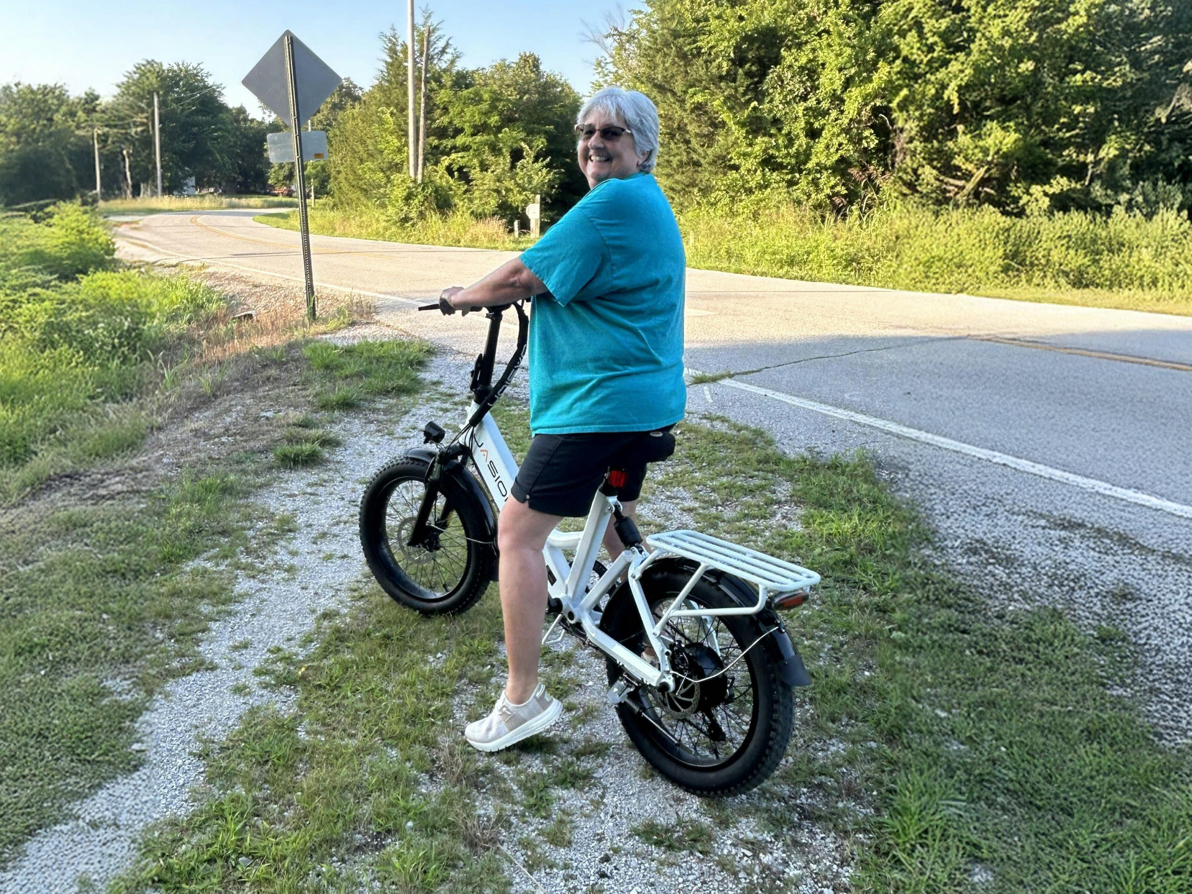 JasionBike EB7 ST folding electric bike with rear cargo bag outdoors