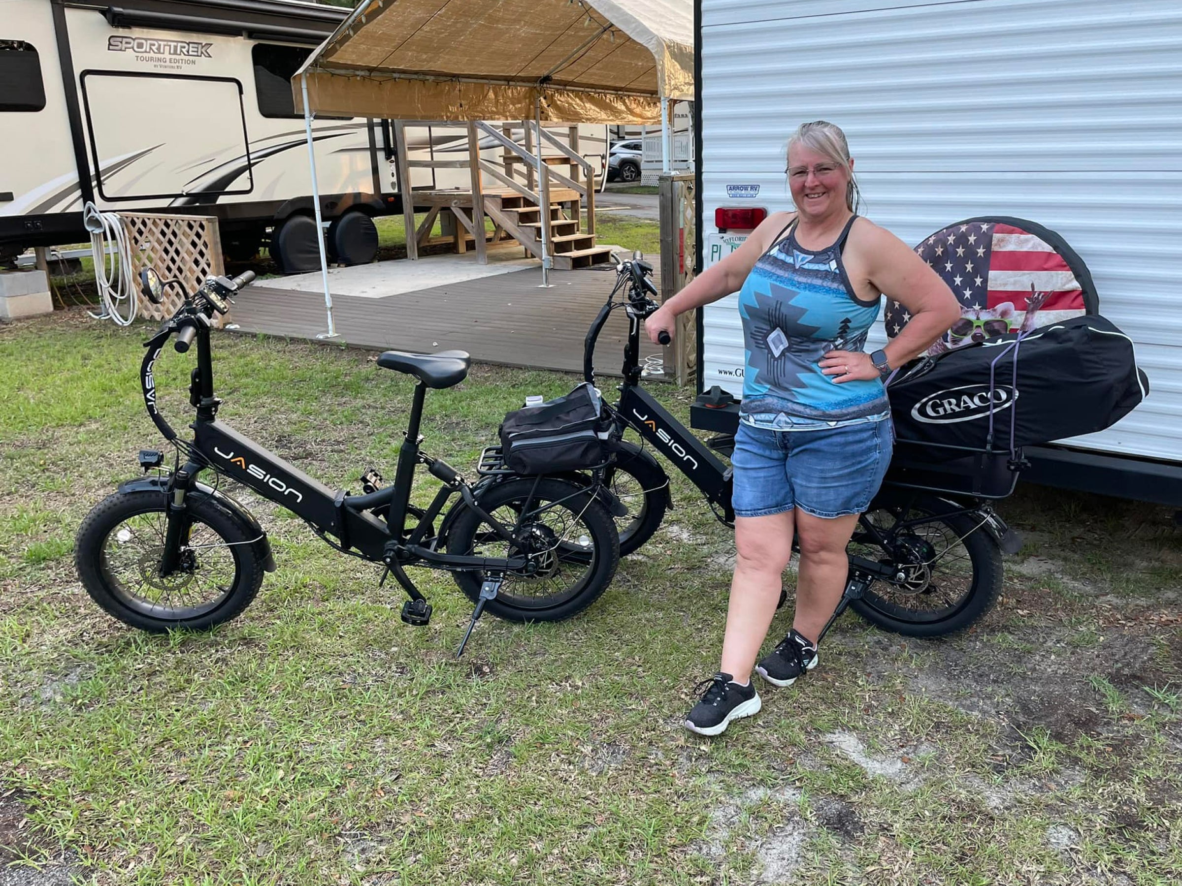 JasionBike EB7 ST and child trailer shown at a campsite